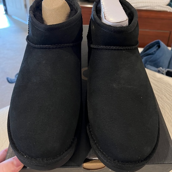 Ugg Classic Ultra Mini Boot, Black, Men’s Size 9, New in Box - Picture 4 of 9